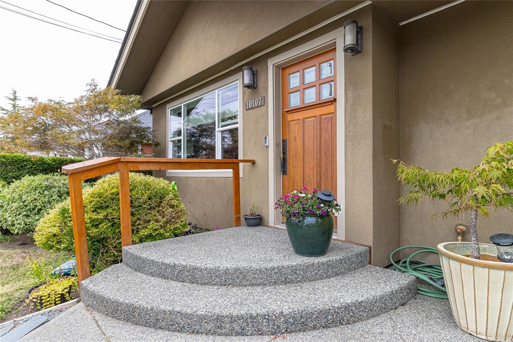 Fifth View of 10107 Third St, Sidney, BC, V8L 3B4