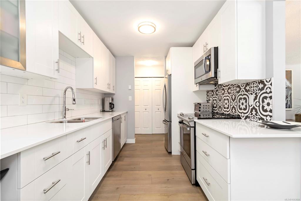 Third View of 9945 Fifth St, Glen Eden, Sidney, BC, V8L 2X6