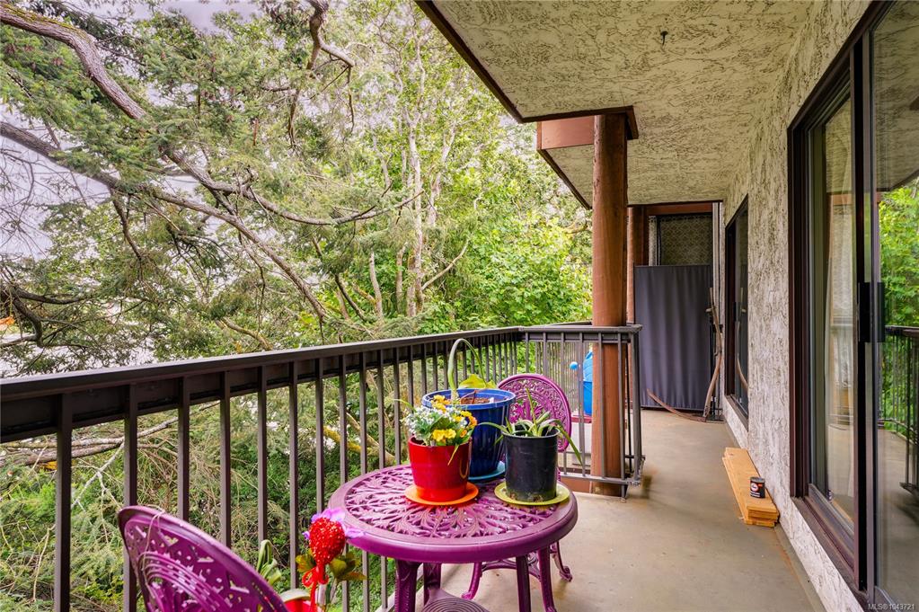 Fifth View of 1009 Mckenzie Ave, Royal Woods on McKenzie, Saanich, BC, V8X 4B1