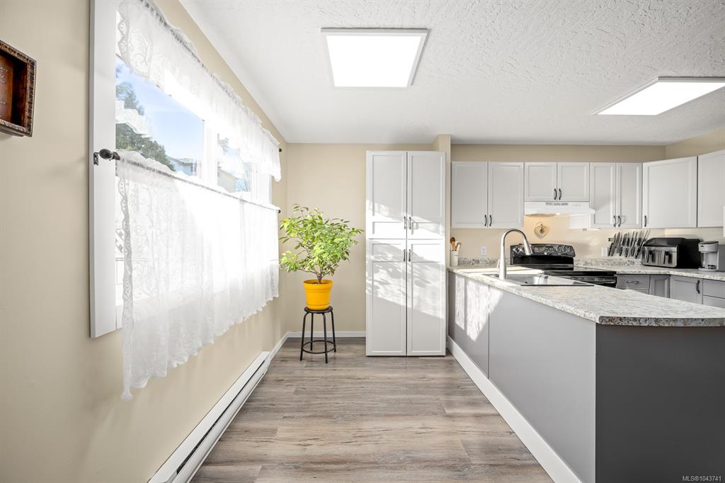 Fifth View of 2284 1st St, Courtenay, BC, V9N 8X8