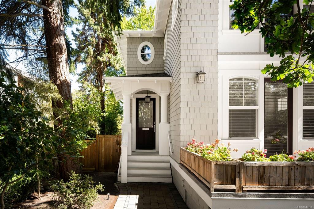 Third View of 1327 Transit Rd, Oak Bay, BC, V8V 1V1