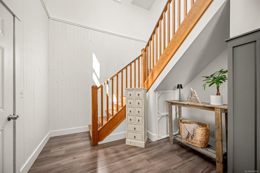 Third View of 2612 Dunsmuir Ave, Cumberland, BC, V0R 1S0