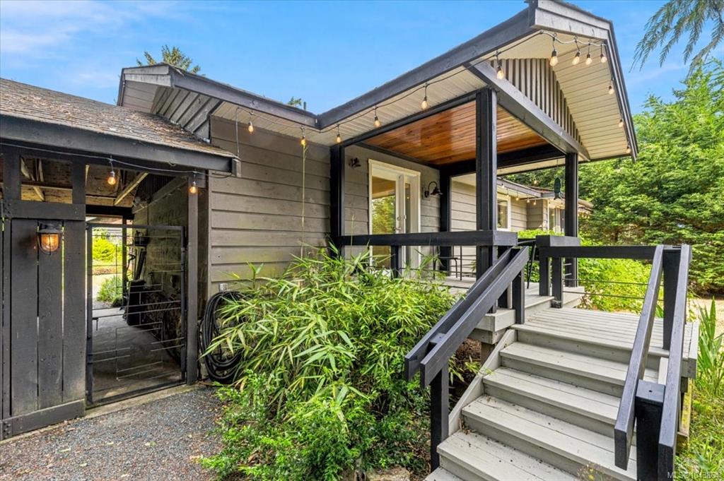 Third View of 381 Dunsmuir Rd, Qualicum Beach, BC, V9K 2A1
