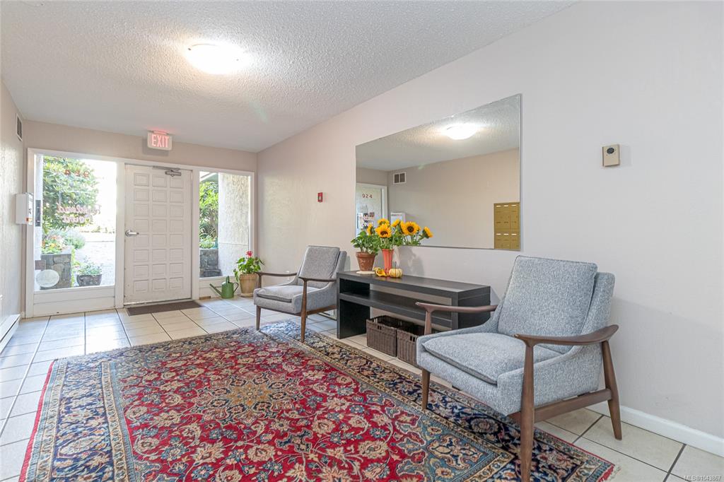 Third View of 924 Cook St, Rockland Court, Victoria, BC, V8Z 3Z3