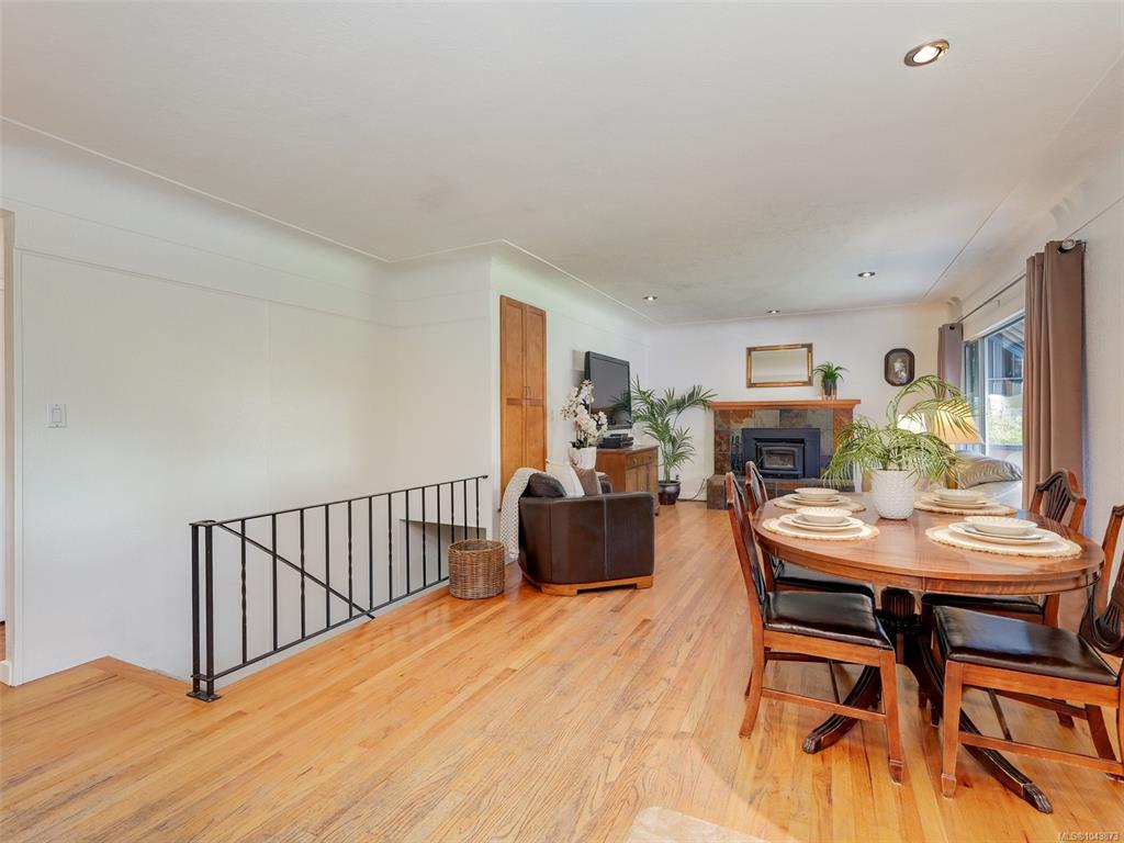 Fifth View of 3615 Doncaster Dr, Saanich, BC, V8P 3W5