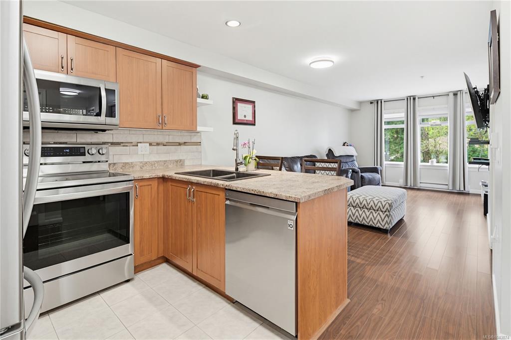 663 Goldstream Ave, 1043874, BC,