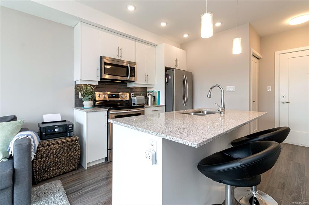Fifth View of 1016 Inverness Rd, Saanich, BC, V8X 2S1