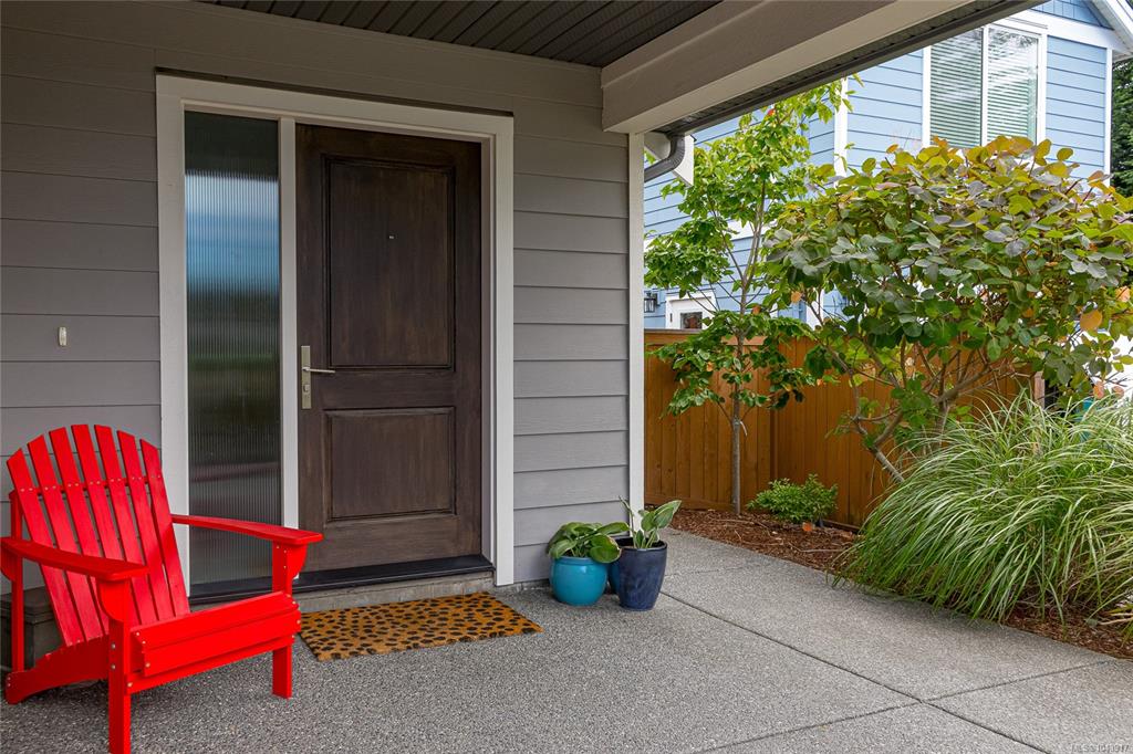 Third View of 924 Snowdrop Ave, Saanich, BC, V8Z 2N4