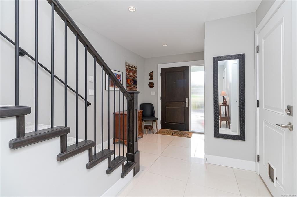 Fourth View of 924 Snowdrop Ave, Saanich, BC, V8Z 2N4