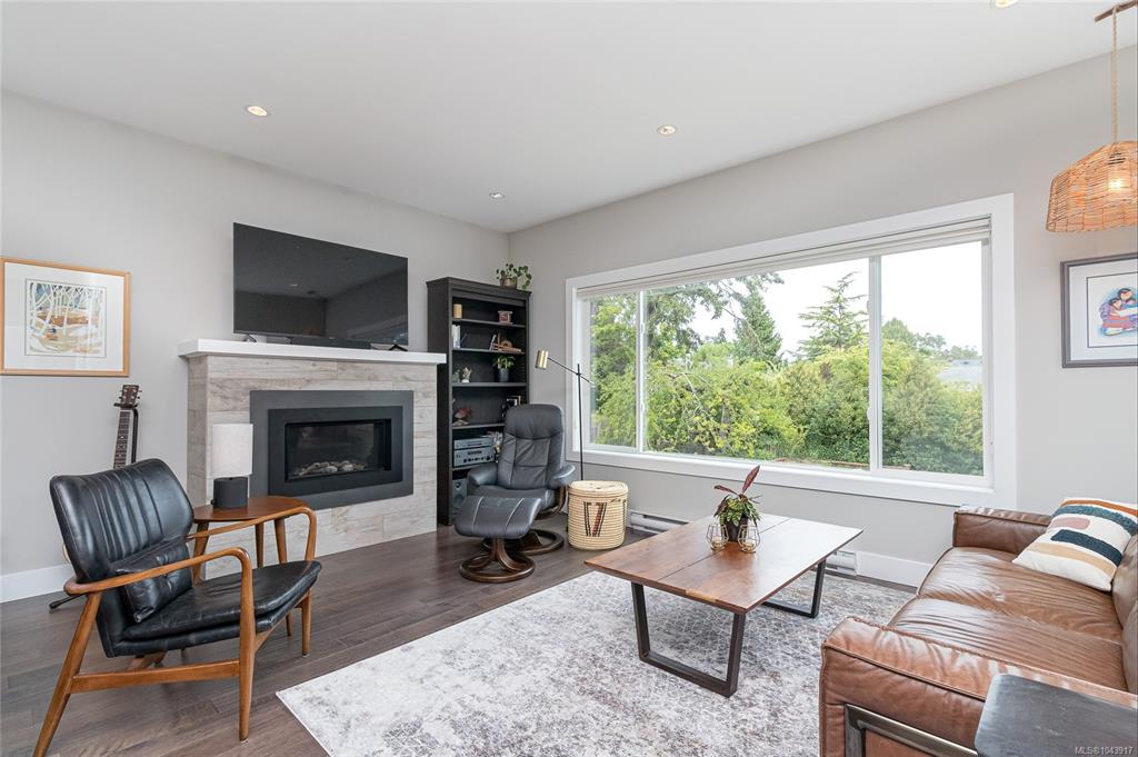 Fifth View of 924 Snowdrop Ave, Saanich, BC, V8Z 2N4