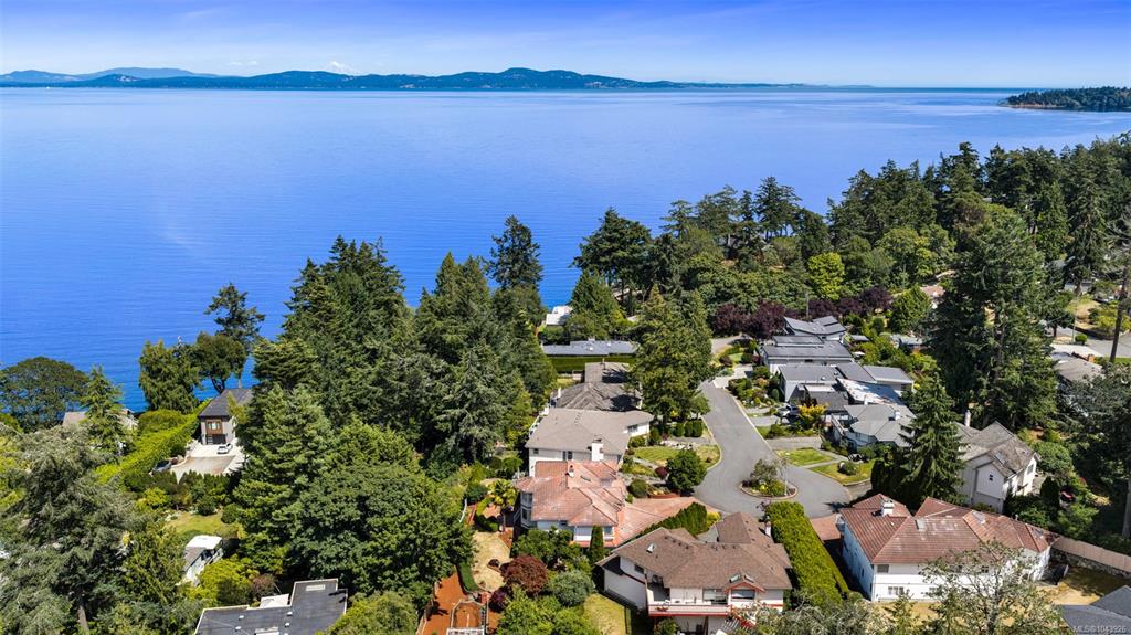 Fifth View of 1110 Totem Lane, Saanich, BC, V8Y 1E8