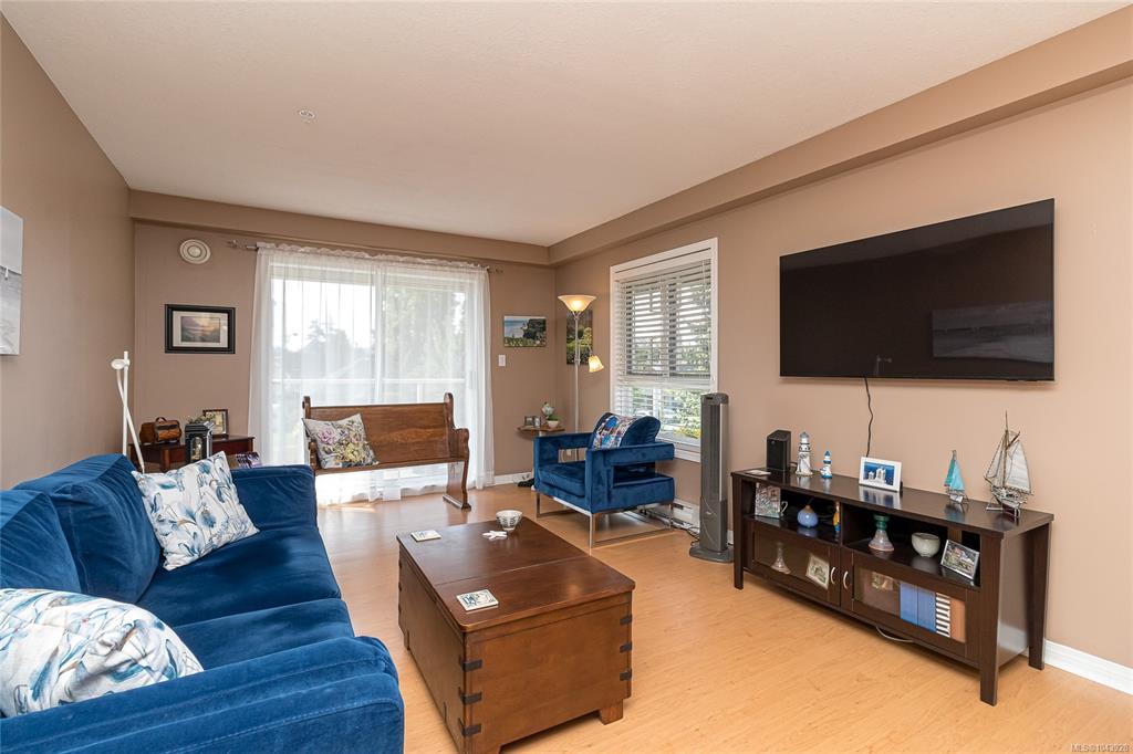 Fifth View of 1536 Hillside Ave, Victoria, BC, V8T 2C2