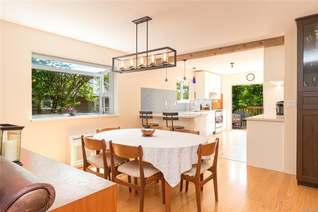Fourth View of 4022 Livingstone Ave N, Saanich, BC, V8N 5Z5