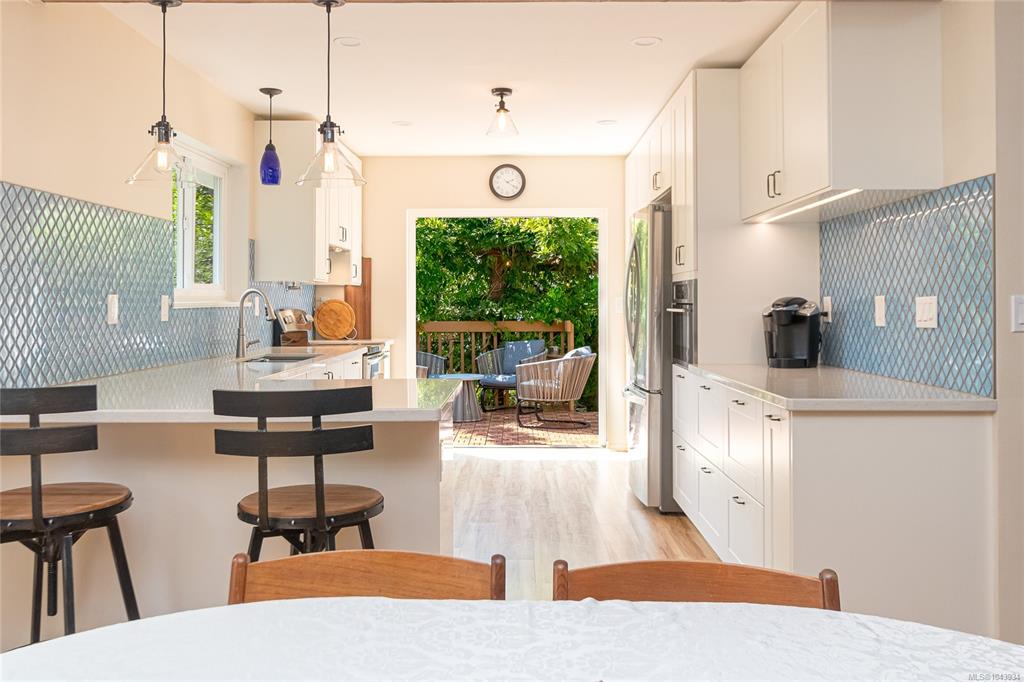 Fifth View of 4022 Livingstone Ave N, Saanich, BC, V8N 5Z5
