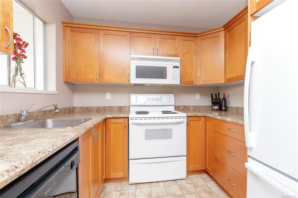 Fifth View of 1725 Cedar Hill Cross Rd, Saanich, BC, V8P 2P8