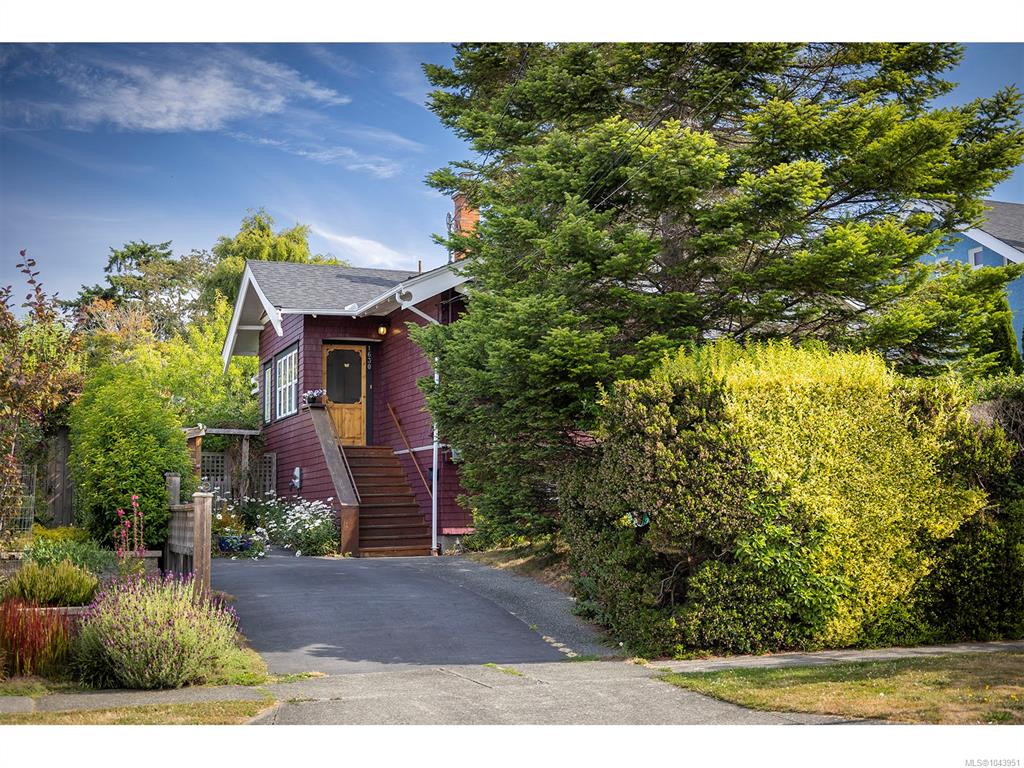 Third View of 1630 Pinewood Ave, Victoria, BC, V8S 1K7