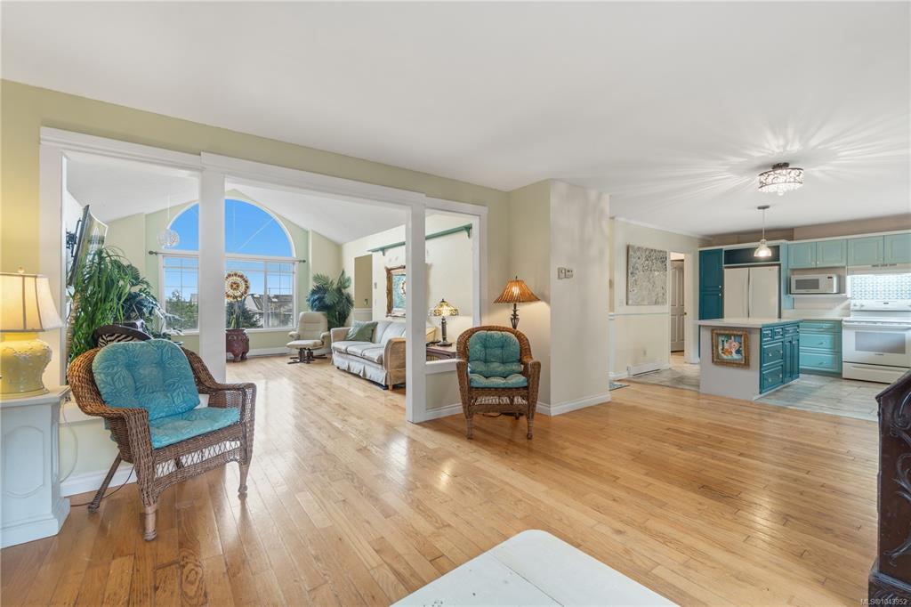 Third View of 120 Hornby Pl, Qualicum Beach, BC, V9K 1R6