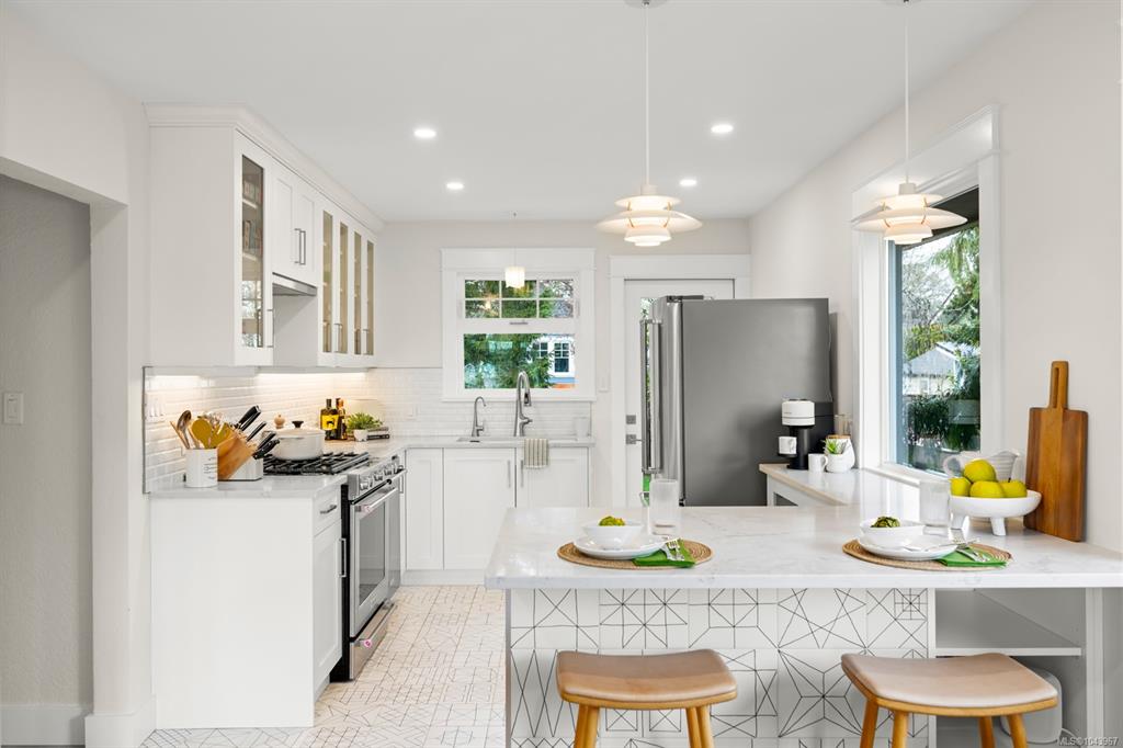 Fifth View of 916 Monterey Ave, Oak Bay, BC, V8S 4A2