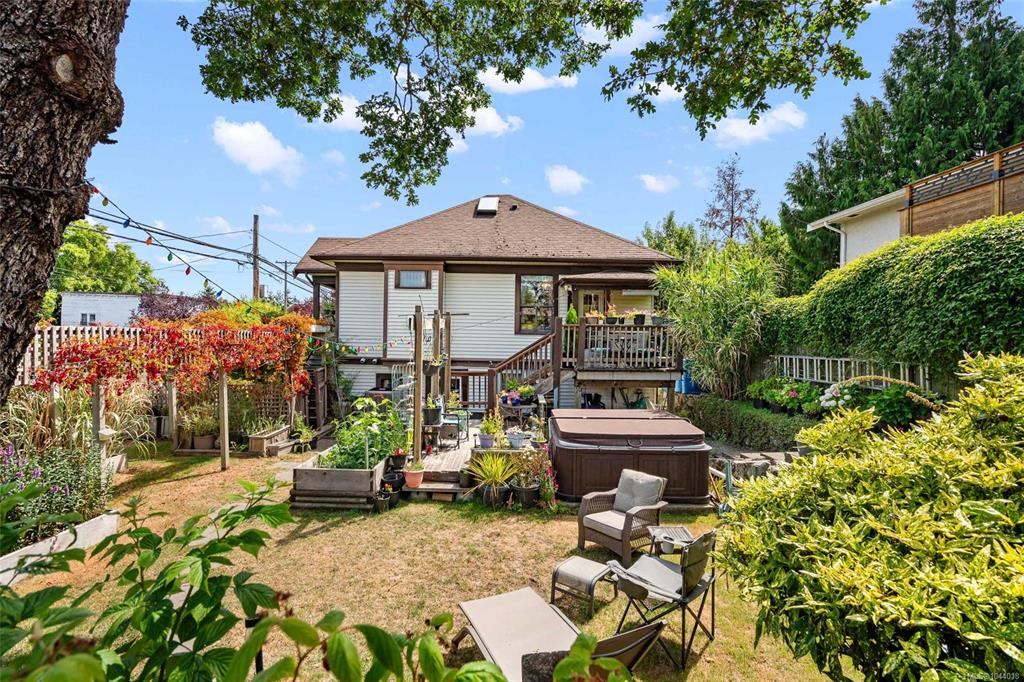 Third View of 1439 Haultain St, Victoria, BC, V8R 2J8