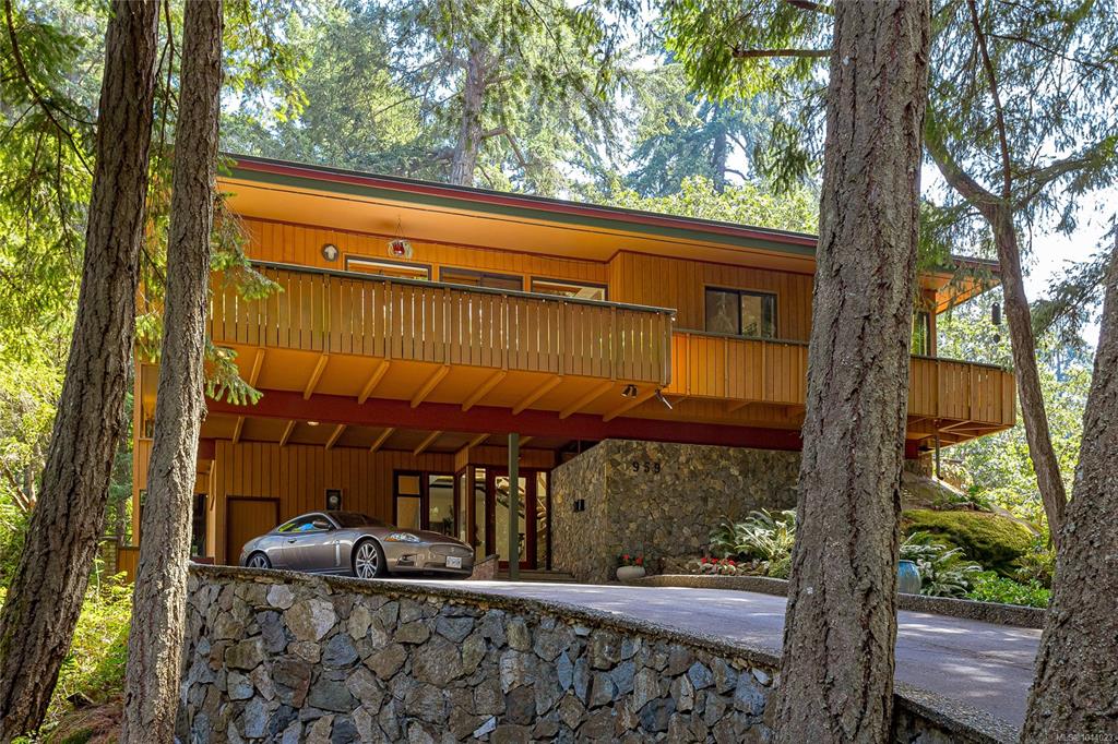 Third View of 959 Carolwood Dr, Saanich, BC, V8X 3T9