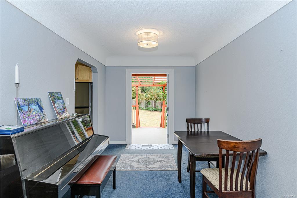 Fifth View of 2975 Harriet Rd, Victoria, BC, V9A 1T2
