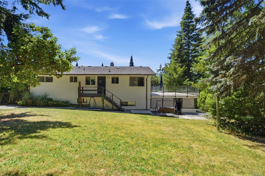 Fifth View of 2358 Tanner Rd, Central Saanich, BC, V8Z 5P7
