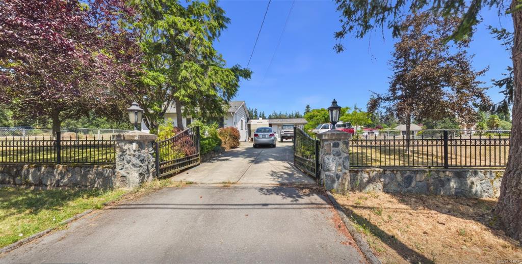 Third View of 446 Quayle Rd, Saanich, BC, V9E 2J7
