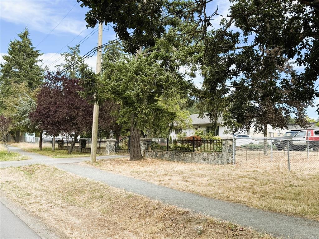 Fourth View of 446 Quayle Rd, Saanich, BC, V9E 2J7