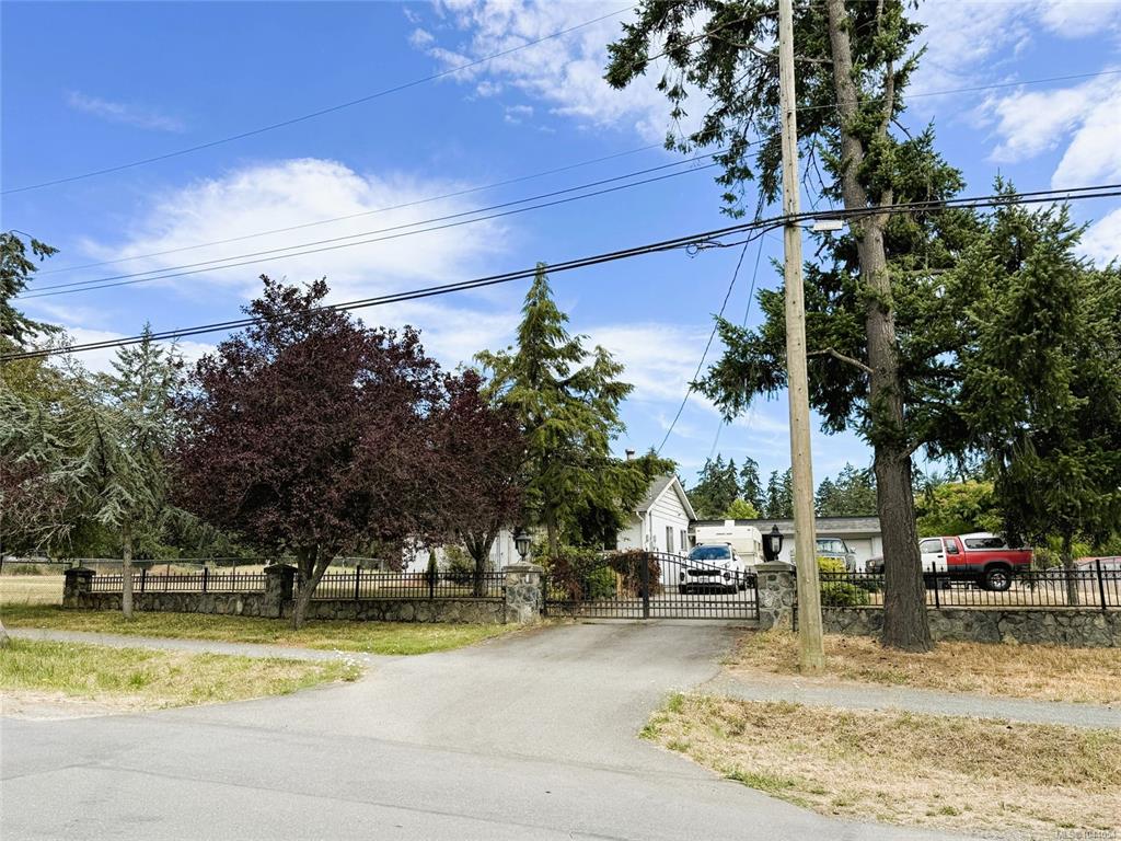 Fifth View of 446 Quayle Rd, Saanich, BC, V9E 2J7
