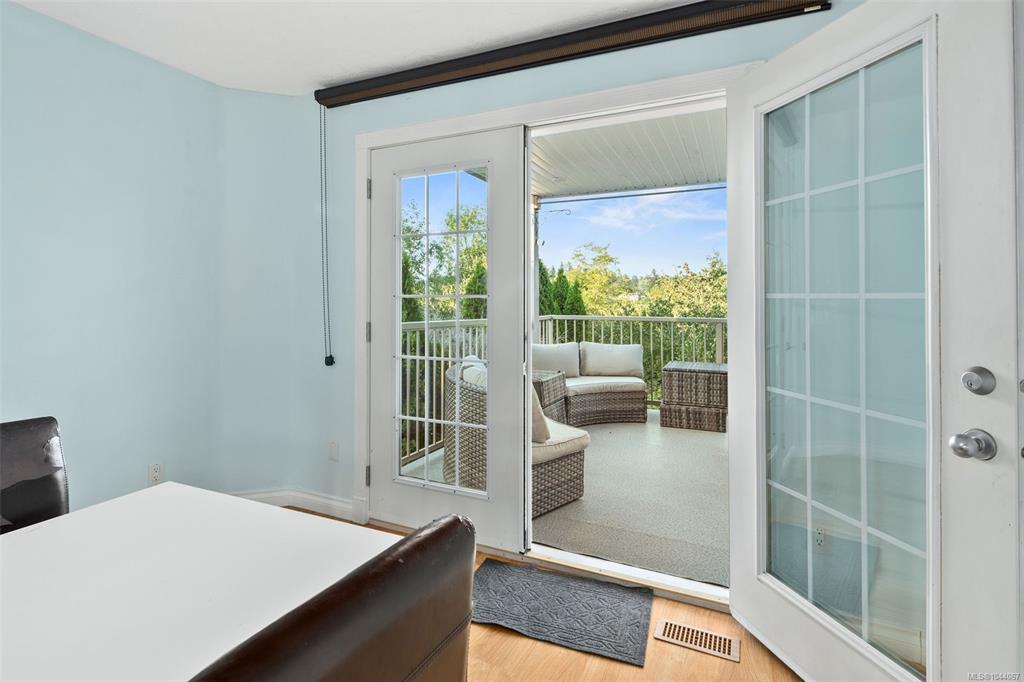 Fourth View of 975 Meadowview Pl, Saanich, BC, V8Z 7E2
