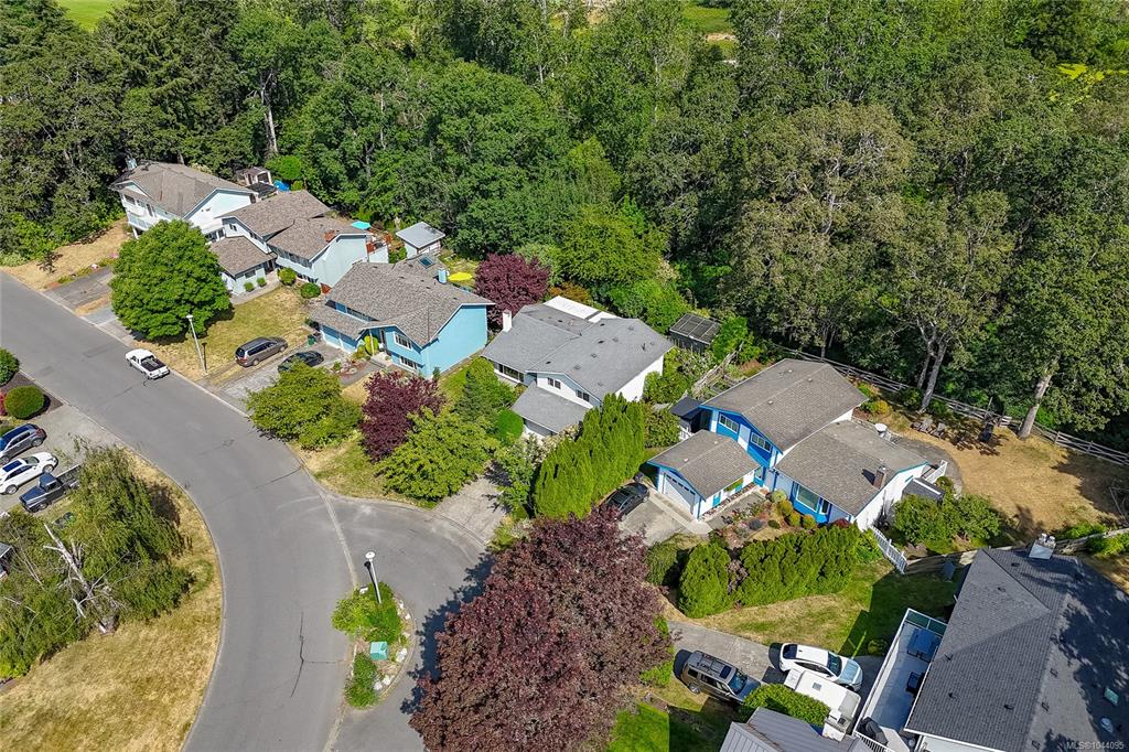 Third View of 986 Lucas Ave, Saanich, BC, V8X 4H5