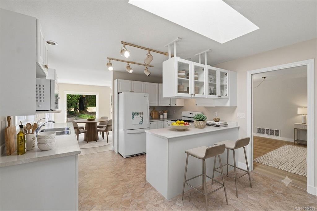Third View of 1325 Leeward Way, Qualicum Beach, BC, V9K 2M1