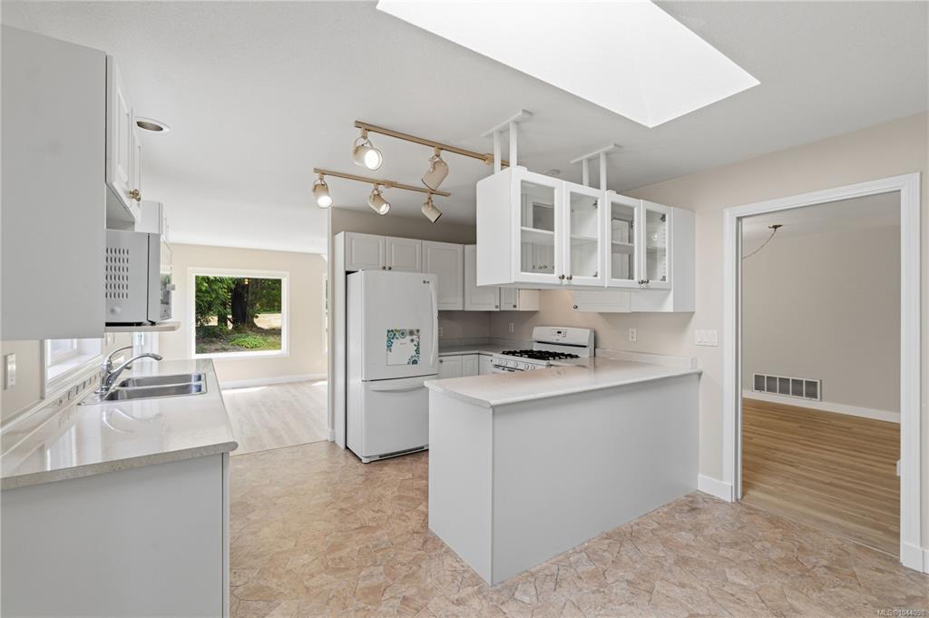 Fourth View of 1325 Leeward Way, Qualicum Beach, BC, V9K 2M1
