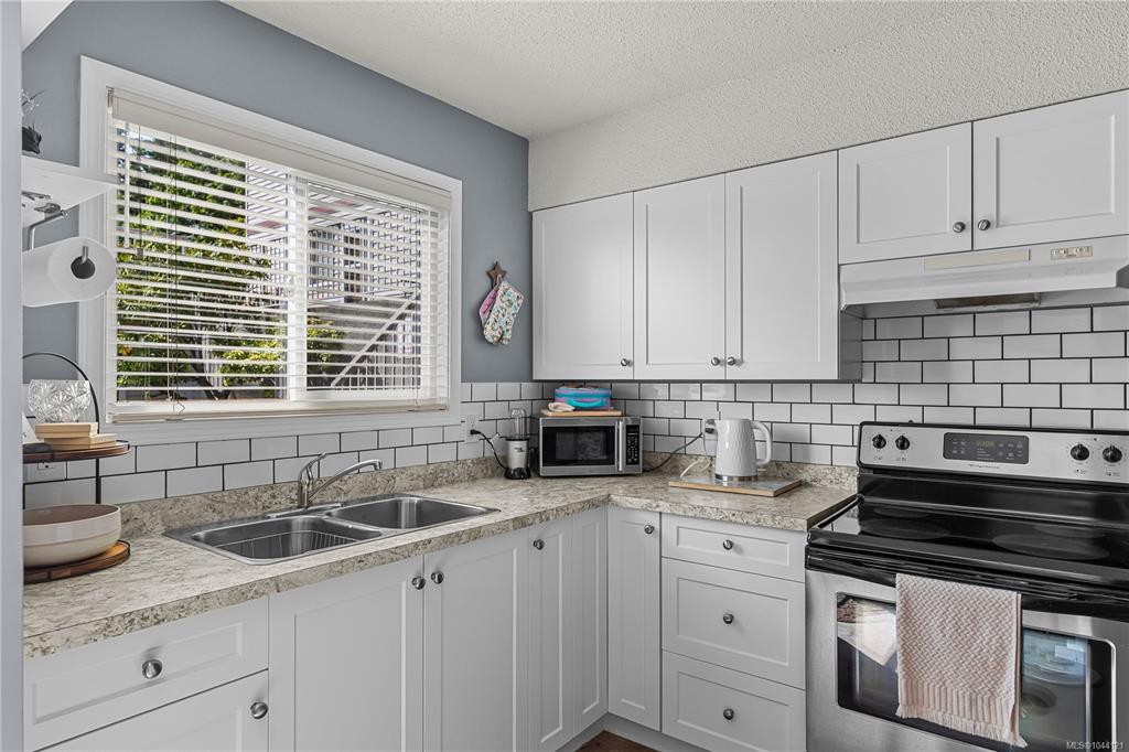 Fifth View of 824 Island Hwy S, Seahaven, Campbell River, BC, V9W 1A8