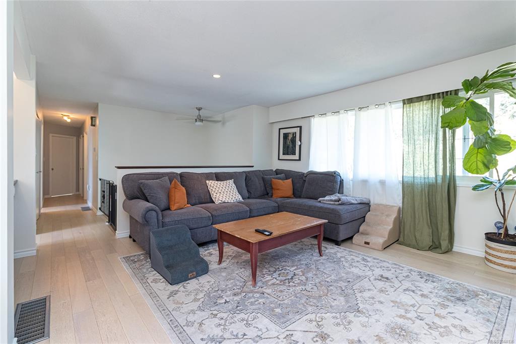 Fifth View of 1510 Edgemont Rd, Saanich, BC, V8N 4P9