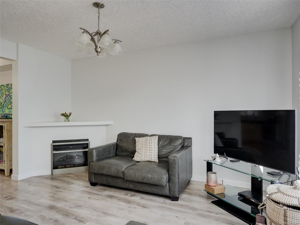 Fifth View of 311 Burnside Rd E, Victoria, BC, V9A 1A6
