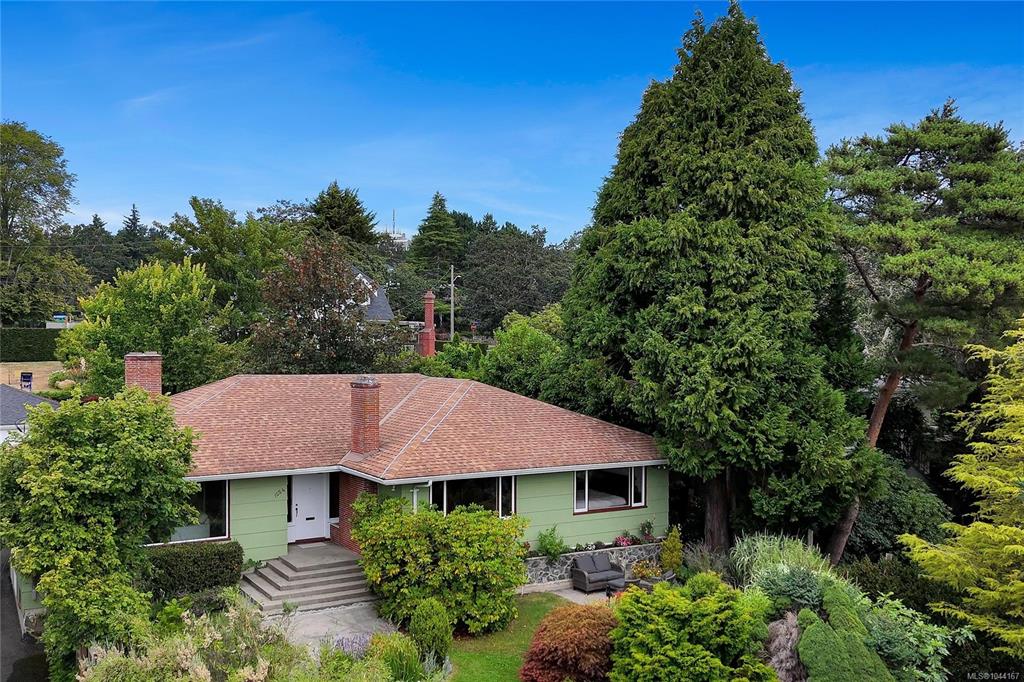 Third View of 1554 Montgomery Ave, Victoria, BC, V8S 1T4