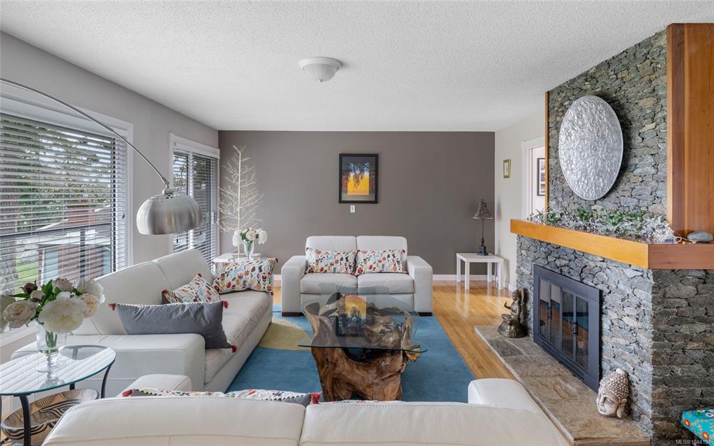 Fifth View of 2881 Phyllis St, Saanich, BC, V8N 1Y8