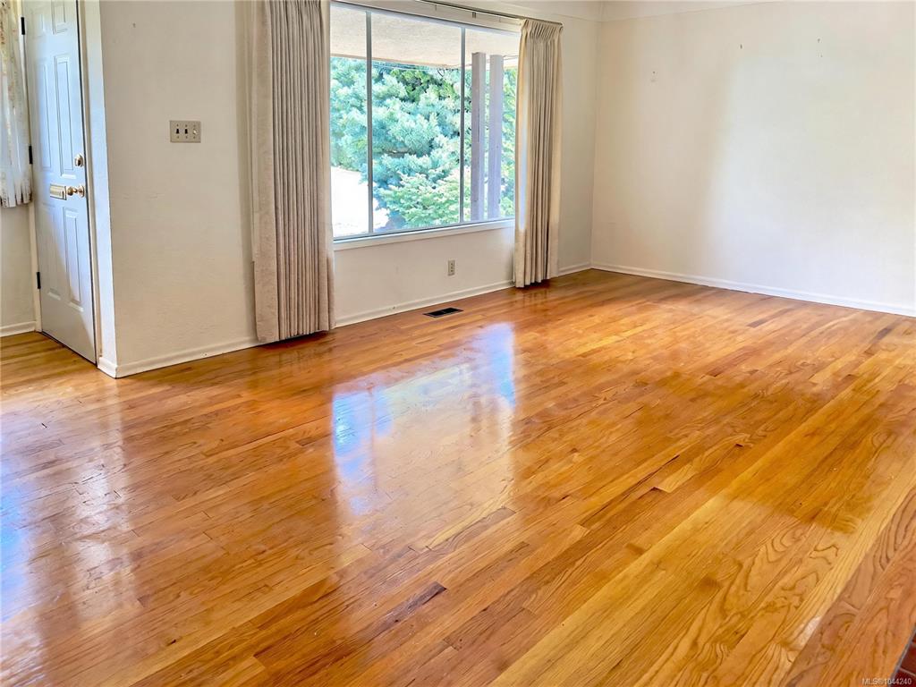Fourth View of 1071 Lodge Ave, Saanich, BC, V8X 3B2