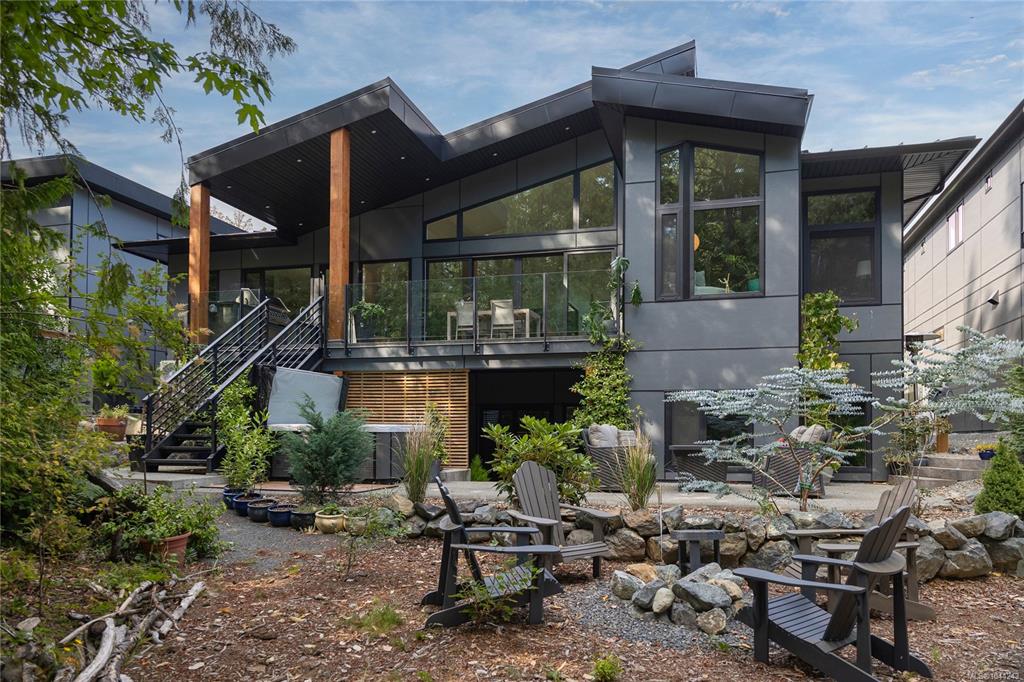613 Medalist Ave, 1044243, BC,