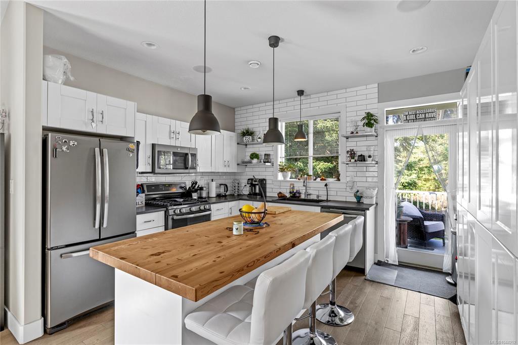 Third View of 513 Martina Way, Nanaimo, BC, V9T 0E2
