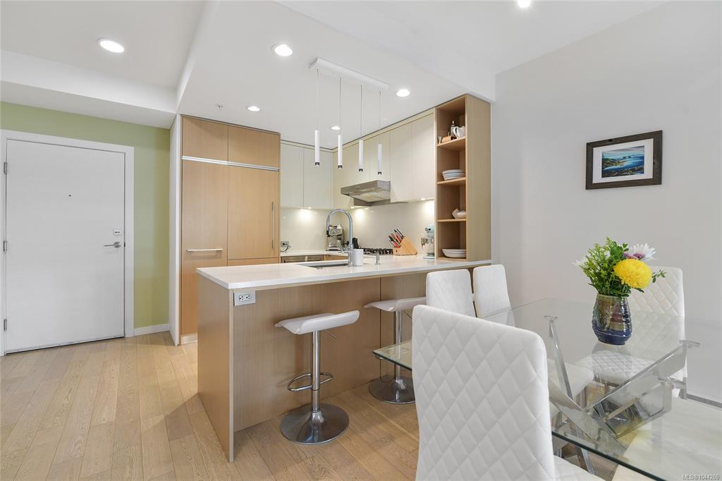 Fifth View of 1033 Cook St, Black & White, Victoria, BC, V8V 0E1