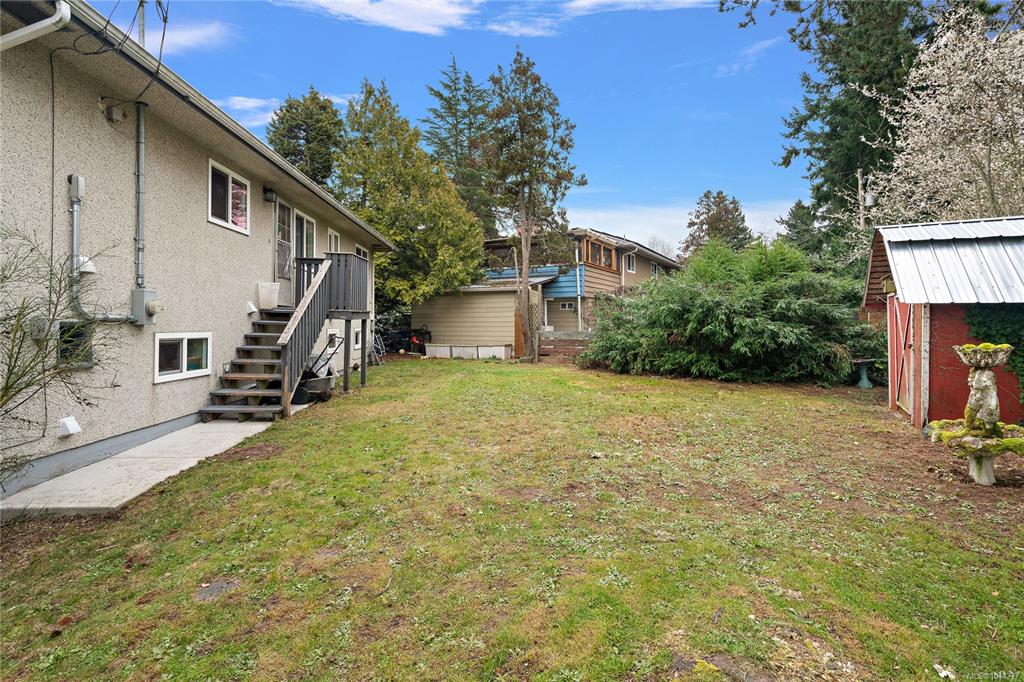 Fifth View of 1819 Dunnett Cres, Saanich, BC, V8N 2P4