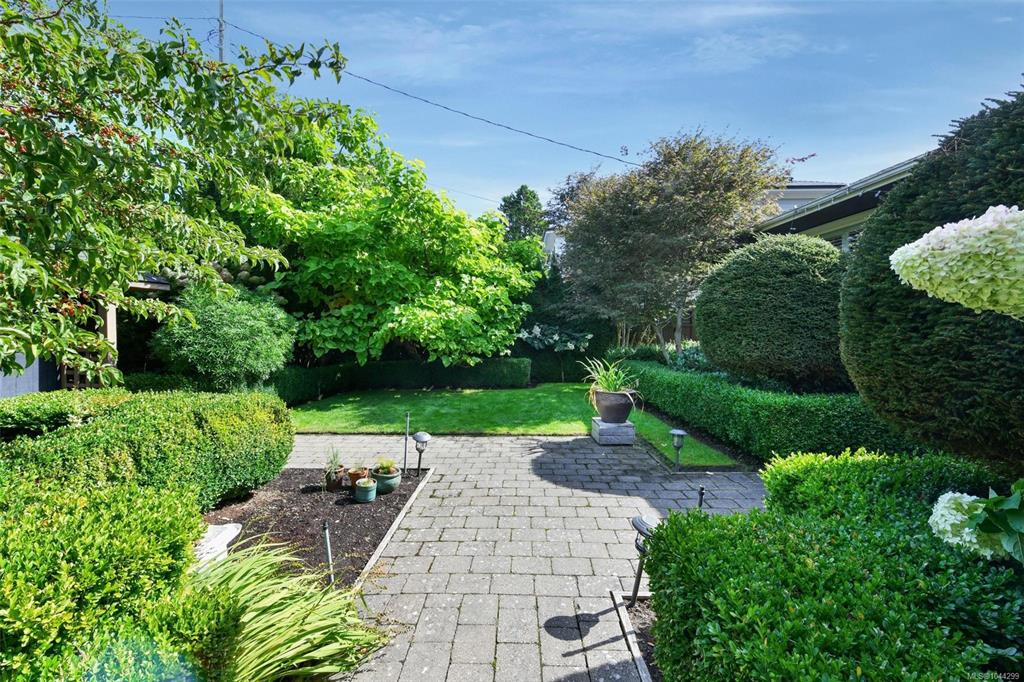 Third View of 2065 Avondale Rd, Oak Bay, BC, V8P 1V5