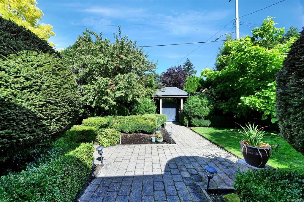 Fourth View of 2065 Avondale Rd, Oak Bay, BC, V8P 1V5