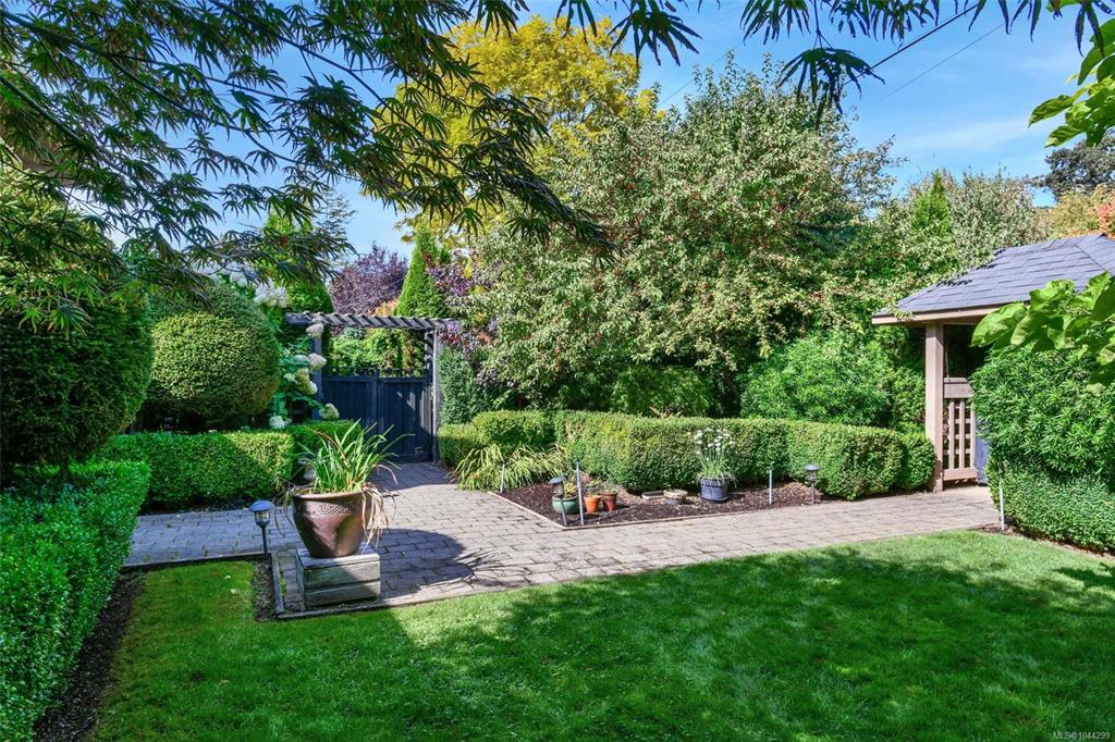 Fifth View of 2065 Avondale Rd, Oak Bay, BC, V8P 1V5