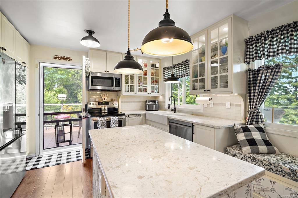 Third View of 6864 East Saanich Rd, Central Saanich, BC, V8Z 5Y9