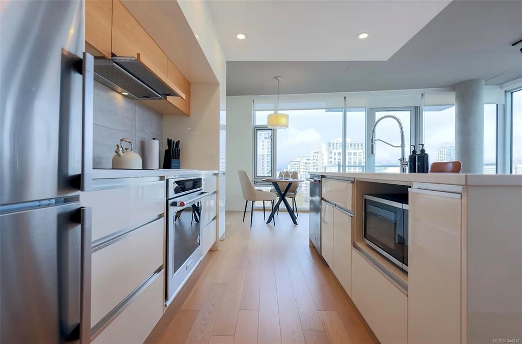 Fifth View of 989 Johnson St, Victoria, BC, V8V 0E3