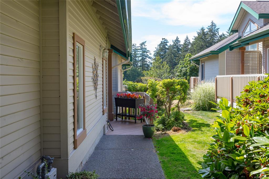 Fourth View of 530 Marsett Pl, Royal Links South, Saanich, BC, V8Z 7J2
