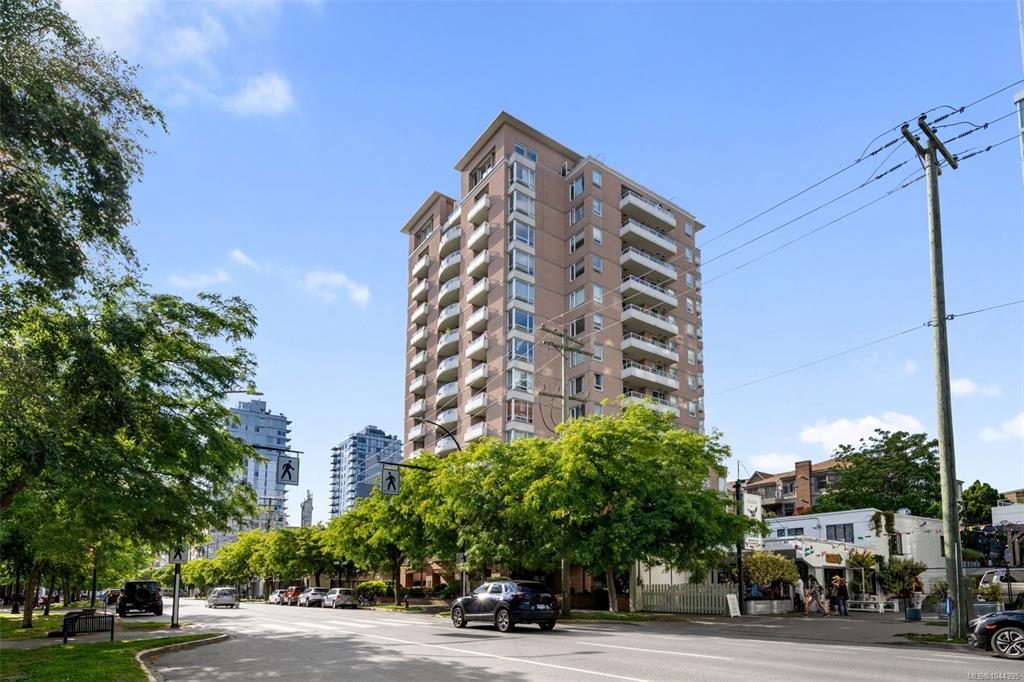 Second View of 930 Yates St, The Manhattan, Victoria, BC, V8V 4Z3